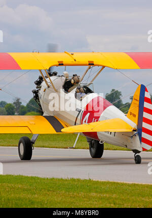 Ansicht der Rückseite des Boeing Stearman N2S-3 in der US Navy Abzeichen auf der Piste während der International Air Show im 90. Jubiläumsjahr der polnischen Luftwaffe Akademie. Stockfoto