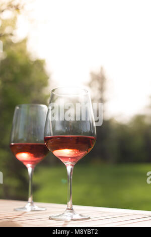 Zwei Gläser rose Wein auf einem Tisch im Freien Stockfoto