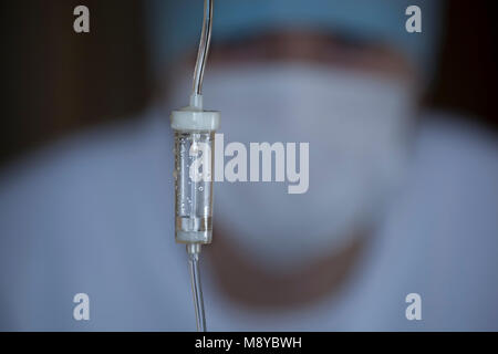 Tropfenzähler Gesicht Arzt Makro drop Counter im Krankenhaus Gesicht Arzt in Bokeh Stockfoto