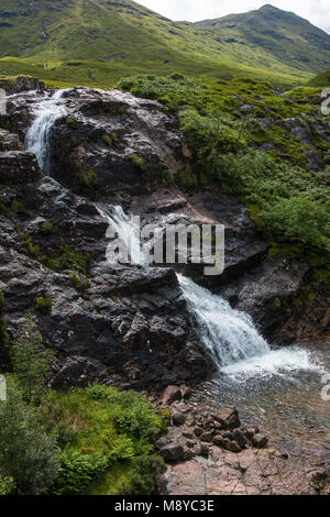 Treffen der drei Gewässer Wasserfall von der A82 Road in der Nähe von Glencoe, Hochland, Schottland, Großbritannien Stockfoto