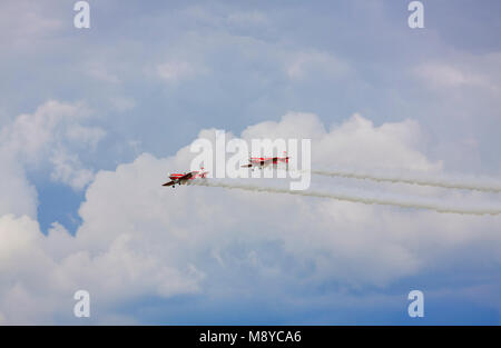 Paar a Zlin Z-50 LS Der Zelazny Aerobatic Team fliegen über Himmel während der International Air Show im Jubiläumsjahr der polnischen Luftwaffe Akademie. Stockfoto