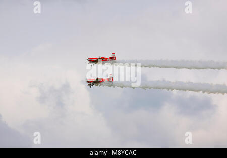 Paar a Zlin Z-50 LS Der Zelazny Aerobatic Team fliegen über Himmel während der International Air Show im 90. Jubiläumsjahr der polnischen Luftwaffe Akademie. Stockfoto