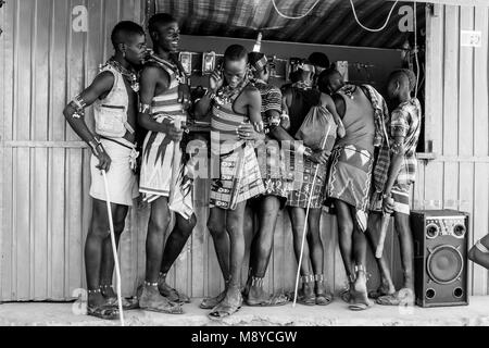 Junge Hamar Männern außerhalb ein Mobiltelefon (Handy) Shop während Ihrer wöchentlichen Besuch der Stammes- Markt in Dimeka, Omo Valley, Äthiopien Stockfoto