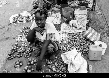 Eine junge Frau verkauft Zwiebeln Am Alduba Stammes- Markt, in der Nähe von Keyafer, Omo Valley, Äthiopien Stockfoto