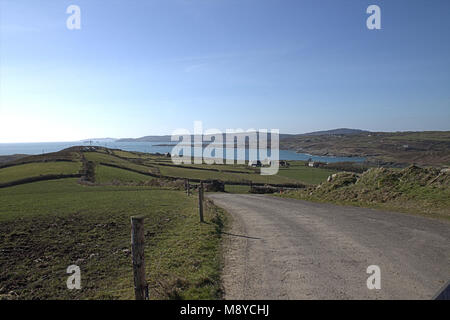 Blick über die irische Küste und die umliegende Landschaft von West Cork, Irland. Stockfoto