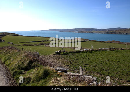 Blick über die irische Küste und die umliegende Landschaft von West Cork, Irland. Stockfoto