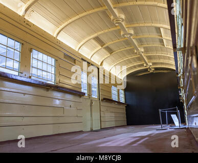 Das Innere eines alten Gepäck Van an der Fortbewegung, das Nationale Eisenbahnmuseum, Shildon, Co Durham, England, Großbritannien Stockfoto