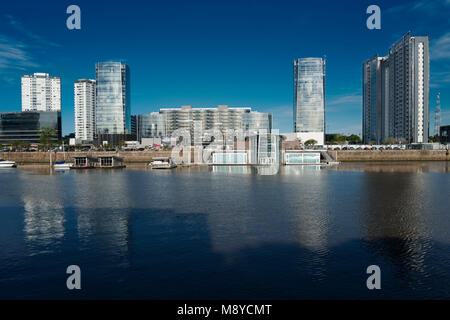 Blick auf Puerto Madero mit Reflexionen über den Rio de la Plata, eleganten Viertel von Buenos Aires Stockfoto