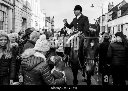 Ein southdown und Eridge Jagd Mitglied Getränke eine tirrup" Während der traditionellen Boxing Day treffen, High Street, Lewes, Sussex, UK Stockfoto