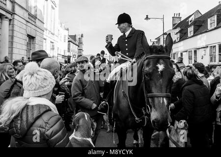 Ein southdown und Eridge Jagd Mitglied Getränke eine tirrup" Während der traditionellen Boxing Day treffen, High Street, Lewes, Sussex, UK Stockfoto