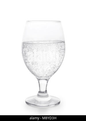 Glas Wasser mit Kohlensäure mit Blasen. Auf weißen, Beschneidungspfade getrennt ausgewiesen Stockfoto