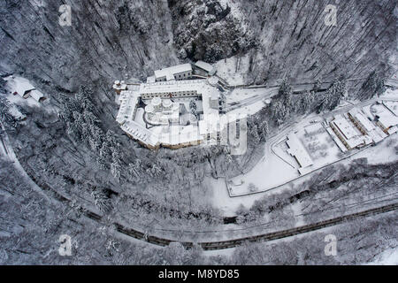 Antenne drone Foto von einem schönen Kloster in Rumänien in eine bezaubernde Winterlandschaft mit Schnee eingestellt Stockfoto