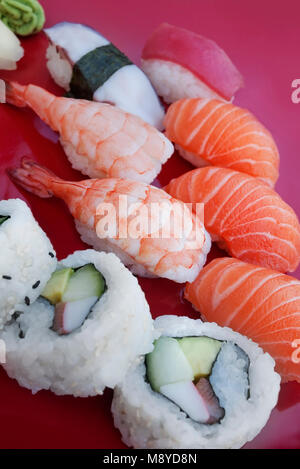 Verschiedene Arten von Sushi serviert. Stockfoto
