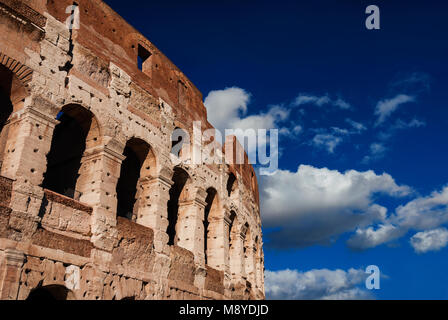 Kolosseum Innenring monumentale Arkaden mit blauen Himmel und Wolken in Rom Stockfoto