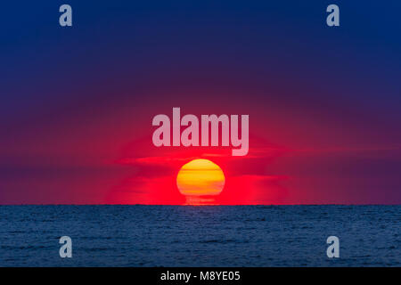 wunderschönen Sonnenaufgang auf dem Meer. Schwarzes Meer, Rumänien Stockfoto