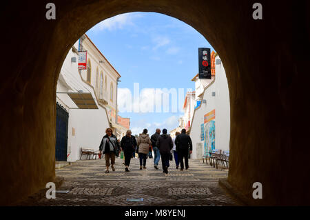 Die Menschen genießen den Frühling Sonne in die Altstadt von Albufeira Stockfoto