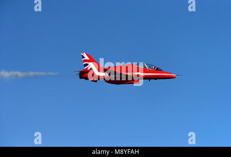 Helsinki, Finnland - 9. Juni 2017: Rote Pfeile (der Royal Air Force Aerobatic Team) fliegen Kunstflug an der Kaivopuisto Air Show in Helsinki, Finnland Stockfoto