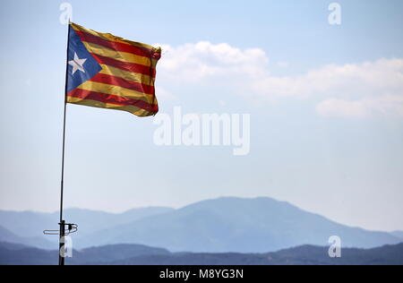 Die katalanische Flagge mit der Pole in den Wind auf blauen Himmel mit Wolken Stockfoto