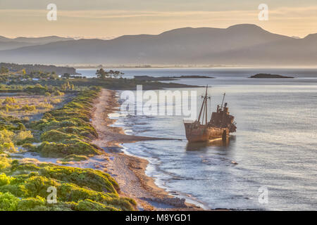 Rostigen Schiffswrack Dimitrios am frühen Morgen Licht auf Peloponnes Küste von Griechenland Stockfoto