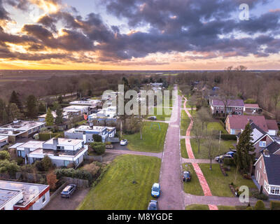 Luftaufnahme von Flachdach Bungalow und Häuser im Wohngebiet der Stadt in der holländischen Landschaft in der Provinz Groningen, Niederlande Stockfoto