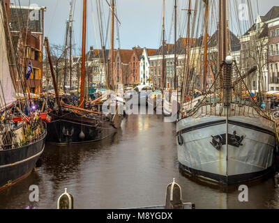 Historische segelschiffe an der jährlichen winterwelvaart Festival rund um Weihnachten. Erleben die alten Zeiten auf dem alten Kais von Hoge der Aa in Groningen cit Stockfoto