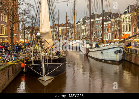 Historische segelschiffe an der jährlichen winterwelvaart Festival rund um Weihnachten. Erleben die alten Zeiten auf dem alten Kais von Groningen Stadt Stockfoto