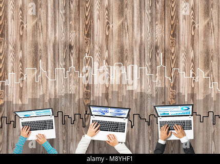 Gruppe von drei Personen mit Geräten in Händen arbeiten zusammen als Symbol der Vernetzung und Kommunikation Stockfoto