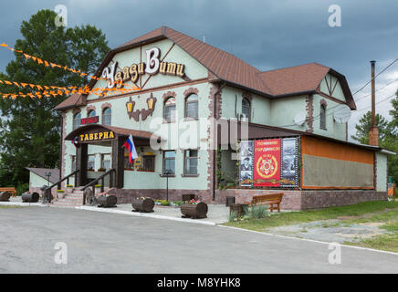 Restaurant Taverna bei Onkel Vity - moderne Komplex, auf der Bundesstraße M 52'Chuysky Fläche in der Umgebung des Dorfes Talmenka der Altairegion. Stockfoto