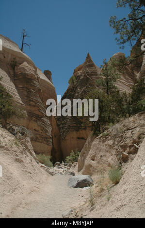 Zelt Felsen und Slot Canyons sind alle Funktionen entlang der Wanderwege im Kasha-Katuwe Tent Rocks National Monument Newt Santa Fe, New Mexico gefunden. Stockfoto