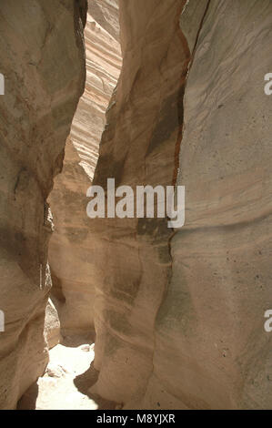 Zelt Felsen und Slot Canyons sind alle Funktionen entlang der Wanderwege im Kasha-Katuwe Tent Rocks National Monument Newt Santa Fe, New Mexico gefunden. Stockfoto