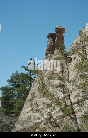 Zelt Felsen und Slot Canyons sind alle Funktionen entlang der Wanderwege im Kasha-Katuwe Tent Rocks National Monument Newt Santa Fe, New Mexico gefunden. Stockfoto