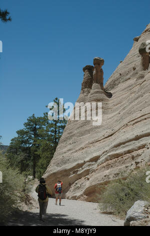 Zelt Felsen und Slot Canyons sind alle Funktionen entlang der Wanderwege im Kasha-Katuwe Tent Rocks National Monument Newt Santa Fe, New Mexico gefunden. Stockfoto