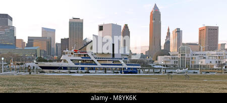 Cleveland Nordküste Hafen mit dem Downtown Skyline im Hintergrund in Cleveland, Ohio, USA. Stockfoto