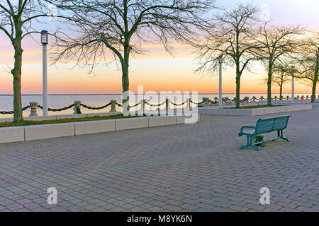 Die Morgen Sonne über Lake Erie ab Voinovich Bicentennial Park in der Innenstadt von Cleveland, Ohio, USA gesehen. Stockfoto