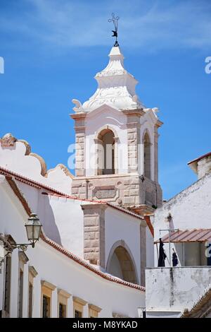 Anzeigen von Santo Antonio Glockenturm der Kirche (Igreja de Santo Antonio) in die Altstadt, Lagos, Algarve, Portugal, Europa. Stockfoto