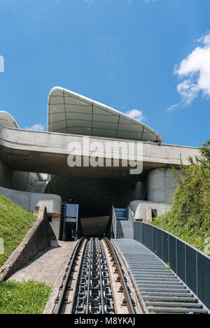 Innsbruck, Österreich - August 9, 2017: Seilbahnstation von Zaha Hadid Architects entworfen. Hungerburgbahn ist ein hybrid Standseilbahn Hun anschließen Stockfoto