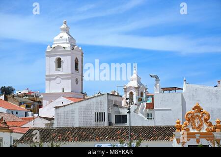 Santo Antonio Glockenturm der Kirche (Igreja de Santo Antonio) in der Altstadt von Säugling Square, Lagos, Algarve, Portugal, Europa gesehen. Stockfoto