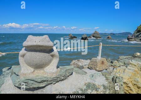 Frosch Statue vor Meoto Iwa (Wedded Felsen) An der Ise Japan Stockfoto