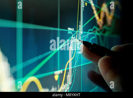 Ein Stock Trader technische Marker einer Aktie auf einem Bildschirm. Stockfoto