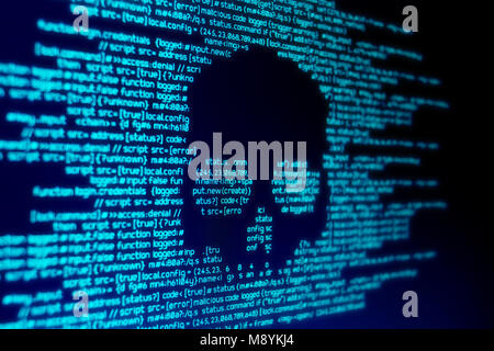 Computer Code auf einem Bildschirm mit einer Schädel mit einem Computer Virus/Malware attack. Stockfoto