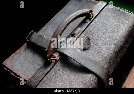 Alte verwitterte braune Leder Koffer Gepäck Stockfoto