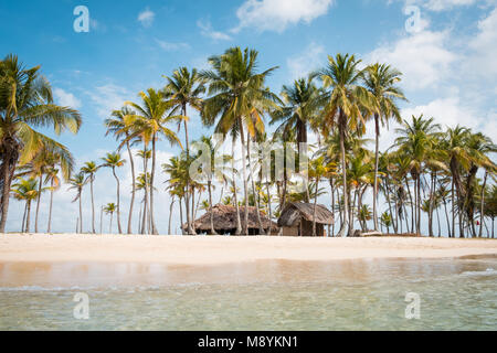 Beach Bungalow auf der kleinen Insel mit Palmen - Tropisches Inselparadies mit einsamen Strand Stockfoto