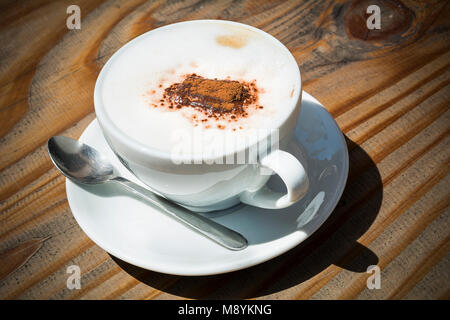 Tasse Kaffee in der Sonne Stockfoto