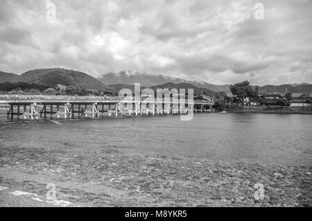Togetsukyo Brücke über den Fluss am Katsura Arashiyama Kyoto Japan in Schwarz und Weiß Stockfoto