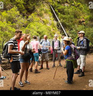 Eine Gruppe von Touristen auf einer levada laufen hören auf den Rat von ihrem Guide Stockfoto