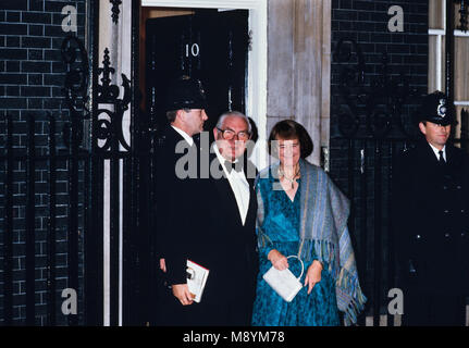 James und Audrey Callaghan in Downing Street Nr.10 für einen Empfang von PM Margaret Thatcher für alle lebenden Ministerpräsidenten in 1985 Leonard James Callaghan, Baron Callaghan von Cardiff, KG, PC (/ˈKaeləˌhaen/; 27. März 1912 - vom 26. März 2005), oft bekannt als Jim Callaghan, diente als Premierminister des Vereinigten Königreichs von 1976 bis 1979 und Führer der Labour Party von 1976 bis 1980. Callaghan ist bisher der einzige britische Politiker in allen vier der Großen Büros der Staat gedient haben, nachdem der Finanzminister (1964-1967), Innenminister (1967-1970) und Außenminister Stockfoto