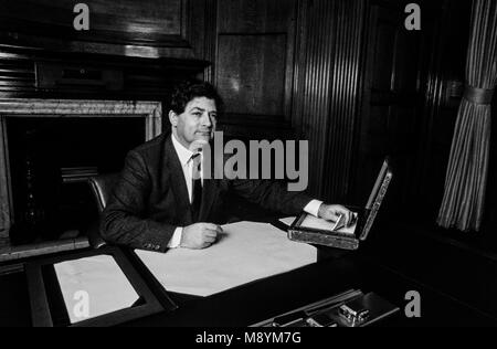 Nigel Lawson Schatzkanzler mit dem Budget Box vor seinem Haushalt 1986. Stockfoto