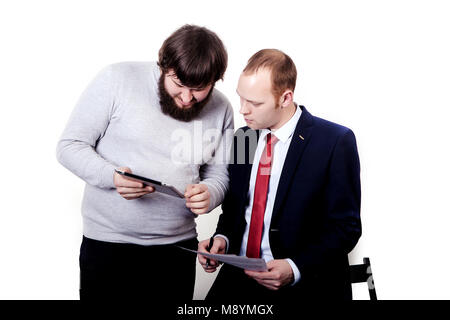 Zwei Ärzte diskutieren eine Präsentation auf dem Tablett, auf dem weißen Hintergrund. Stockfoto