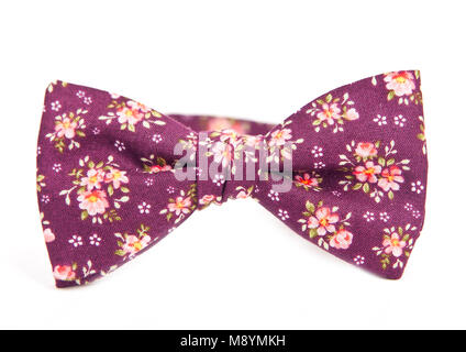 Purple Bow Tie in Blumenmuster, Isolieren, weißer Hintergrund, aus der Nähe. Stockfoto