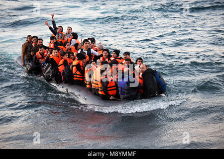 Asylbewerber feiern nach der Ägäis Kreuzung aus der Türkei im rauhen Wetter. Im Jahr 2015 mehr als eine Million Einwanderer in Europa, die auf dem Seeweg angekommen. Die Einwanderer sind vor allem Flüchtlinge, die den Krieg geflohen sind in Syrien. Stockfoto